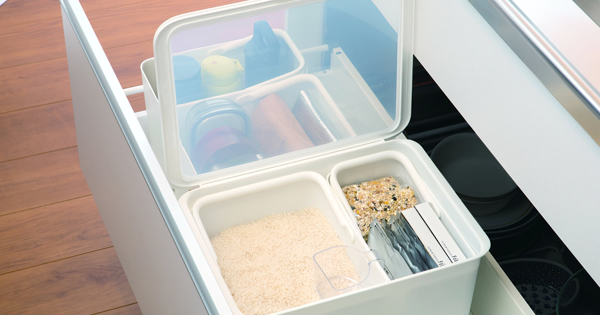 パントリーストックケースでお米やストックの食品を保存する様子。密閉構造で新米を新鮮に保つ。