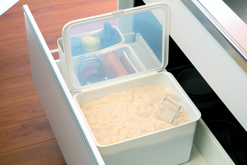 パントリーストックケースでお米を保存する様子。密閉構造で新米を新鮮に保つ。