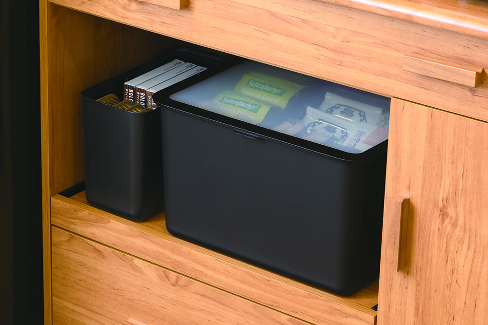 パントリーストックケースとインナーケースを並べて使った収納例。パントリーの食品ストックを整理する。