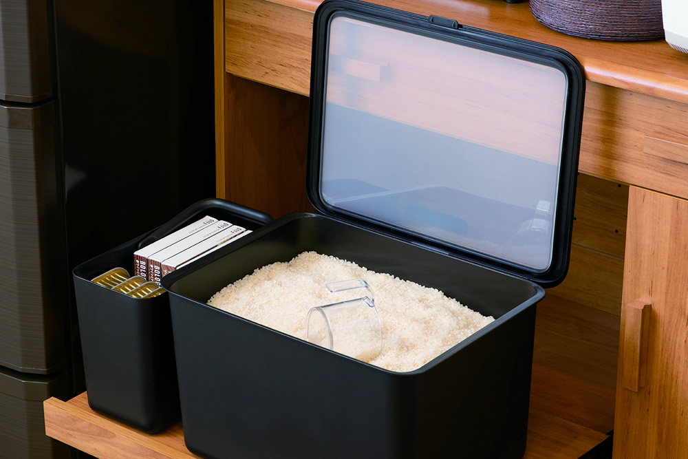 パントリーストックケースでお米を保存する様子。密閉構造で新米を新鮮に保つ。