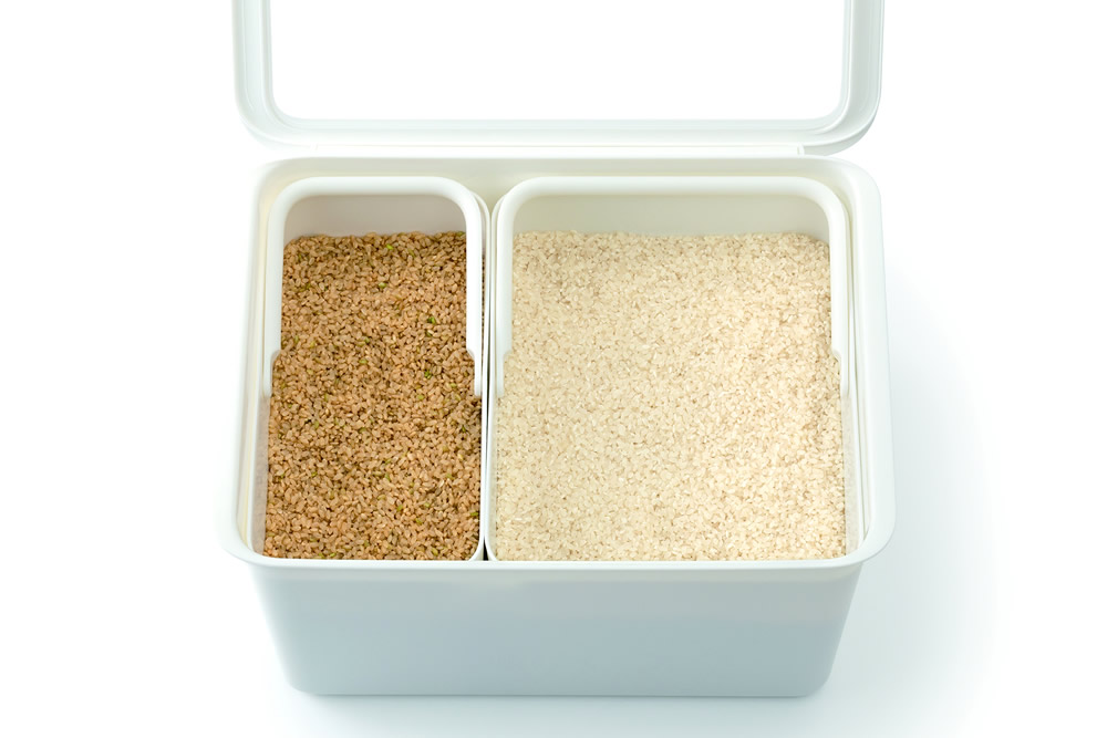 パントリーストックケースの中にインナーケースを入れて白米と玄米を分けて収納する。