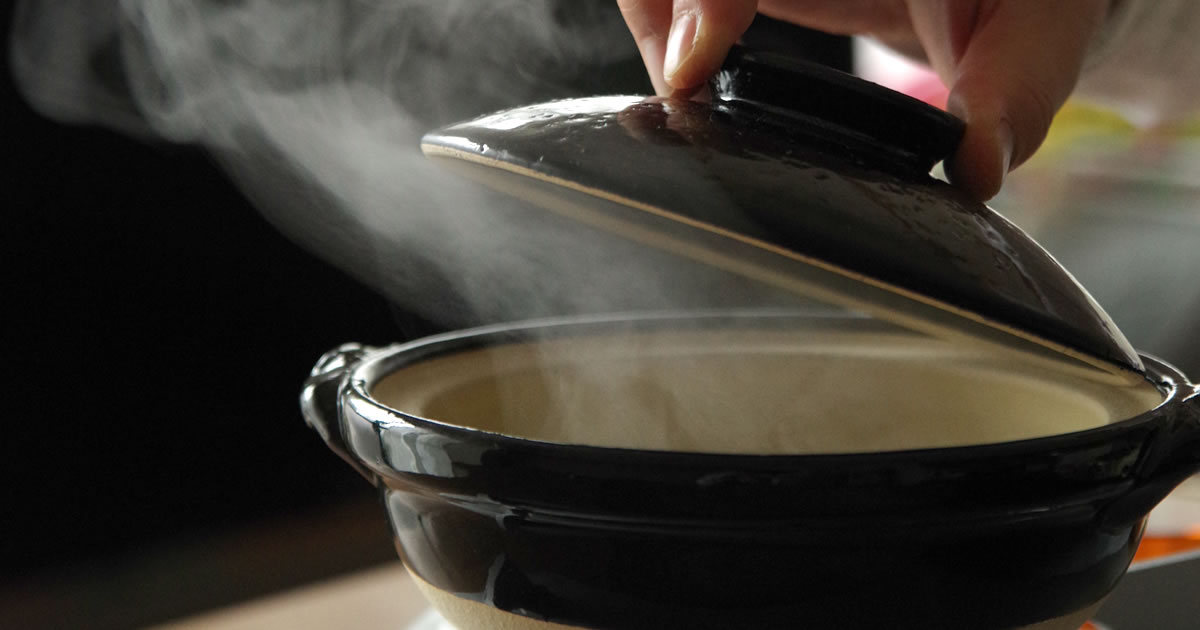 冬の食卓に合う古伊賀土鍋8号。家族で楽しむ鍋料理にちょうどいいサイズの和風土鍋のイメージ